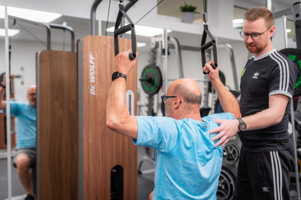 Tobias Brall mit einem Patienten bei einer sportlichen Übung